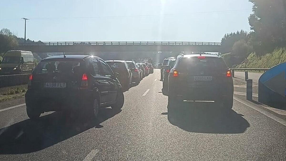 Imagen de las retenciones que está provocando el vuelco del coche en la AG-56