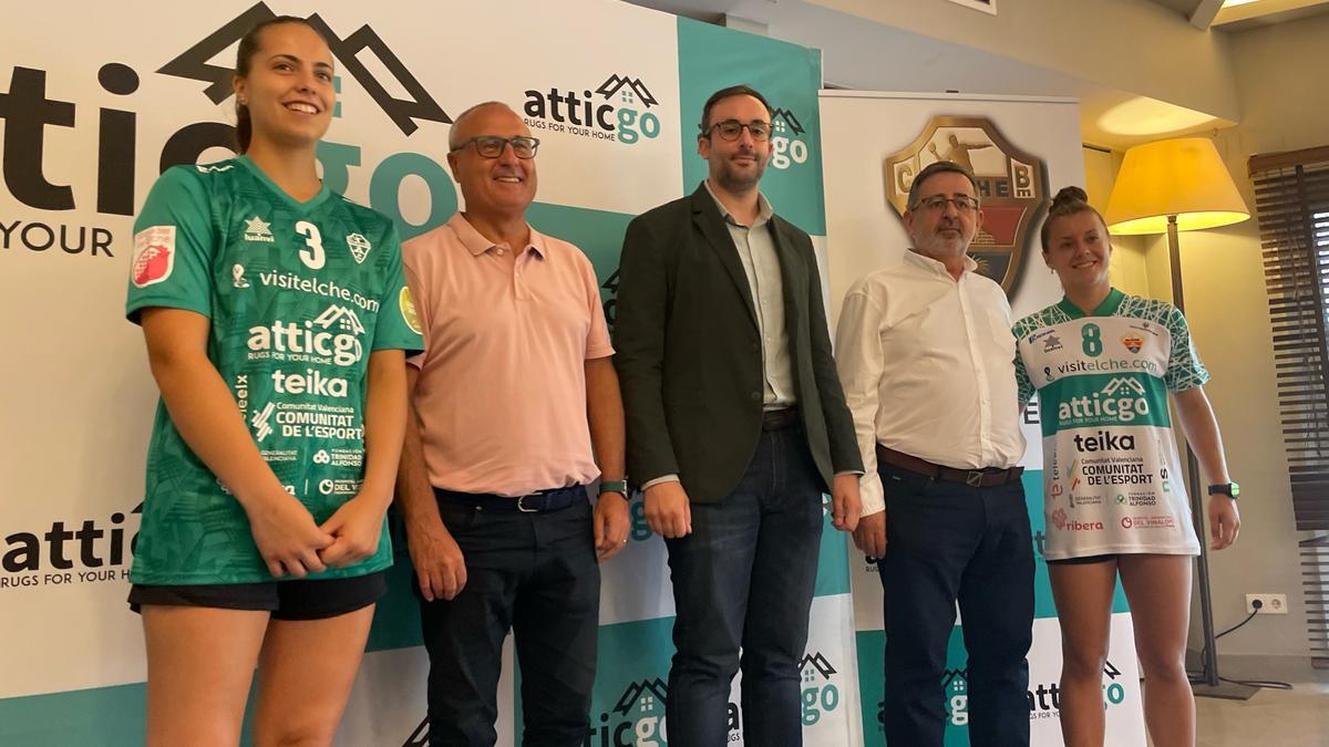 Los protagonistas de la firma junto a dos jugadoras con las nuevas camisetas