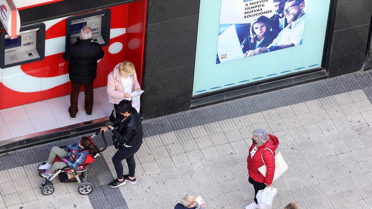 Varios clientes sacan dinero de un cajero automático en Zaragoza