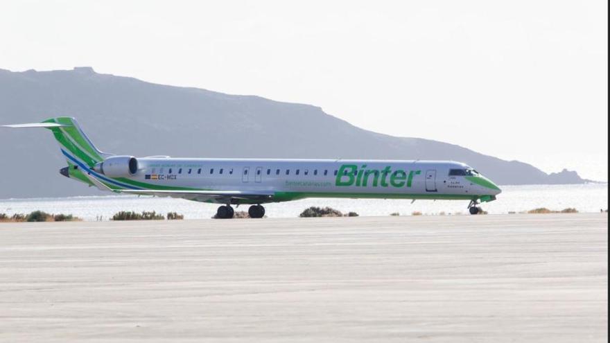 Las rutas entre los dos archipiÃ©lagos las cubren aviones Bombardier CRJ 1000, con capacidad para cien pasajeros.