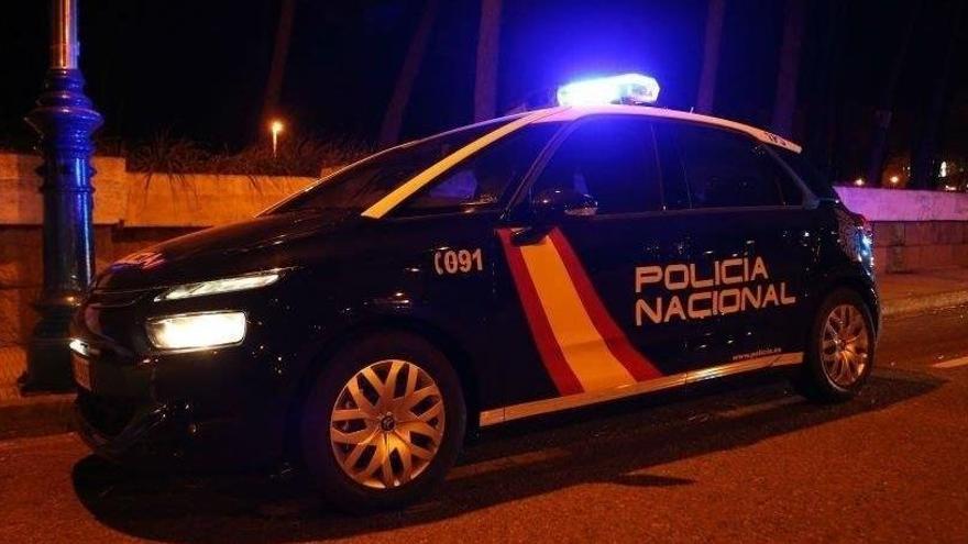 Un &#039;gorrilla&#039; agrede a otro con un palo y huye en València