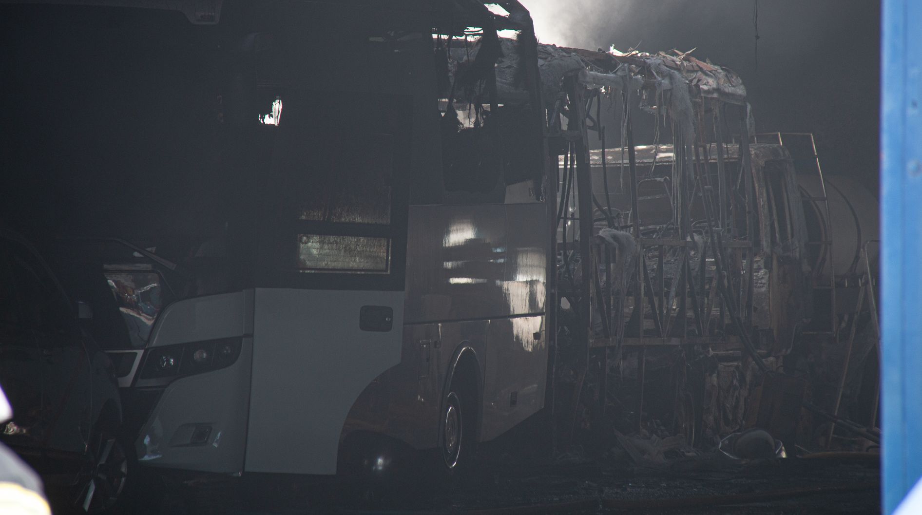 21 trabajadores intoxicados en el incendio en un hangar de autobuses de Andratx