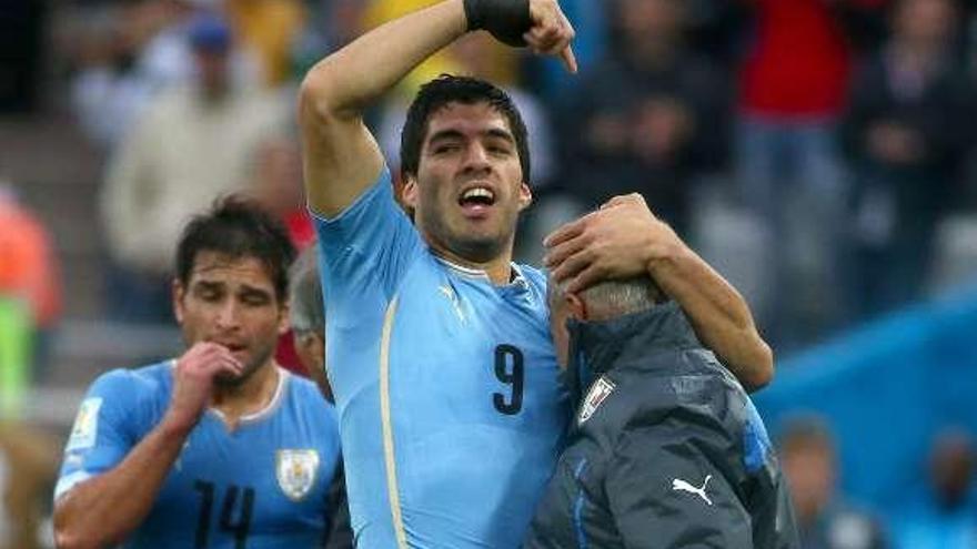 Suárez se abraza y señala a Walter Ferreira.