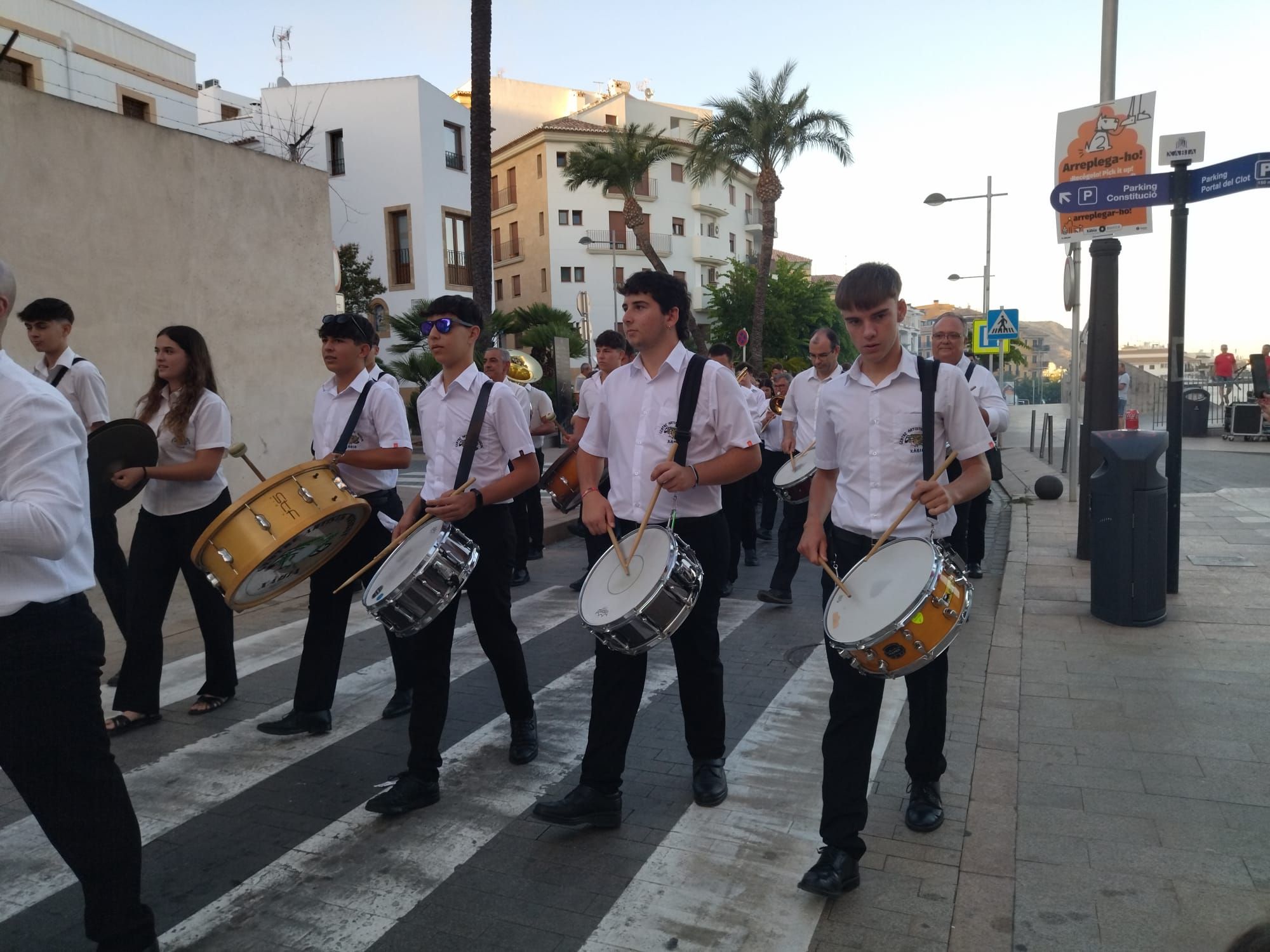 Xàbia, capital de la música: más de 800 músicos de toda la comarca llenan de vida las calles (imágenes)