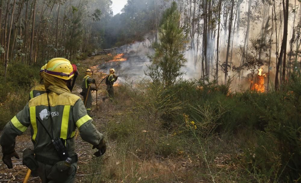 El incendio originado en Soutomaior se propagó hasta Redondela y obligó a desalojar varias viviendas