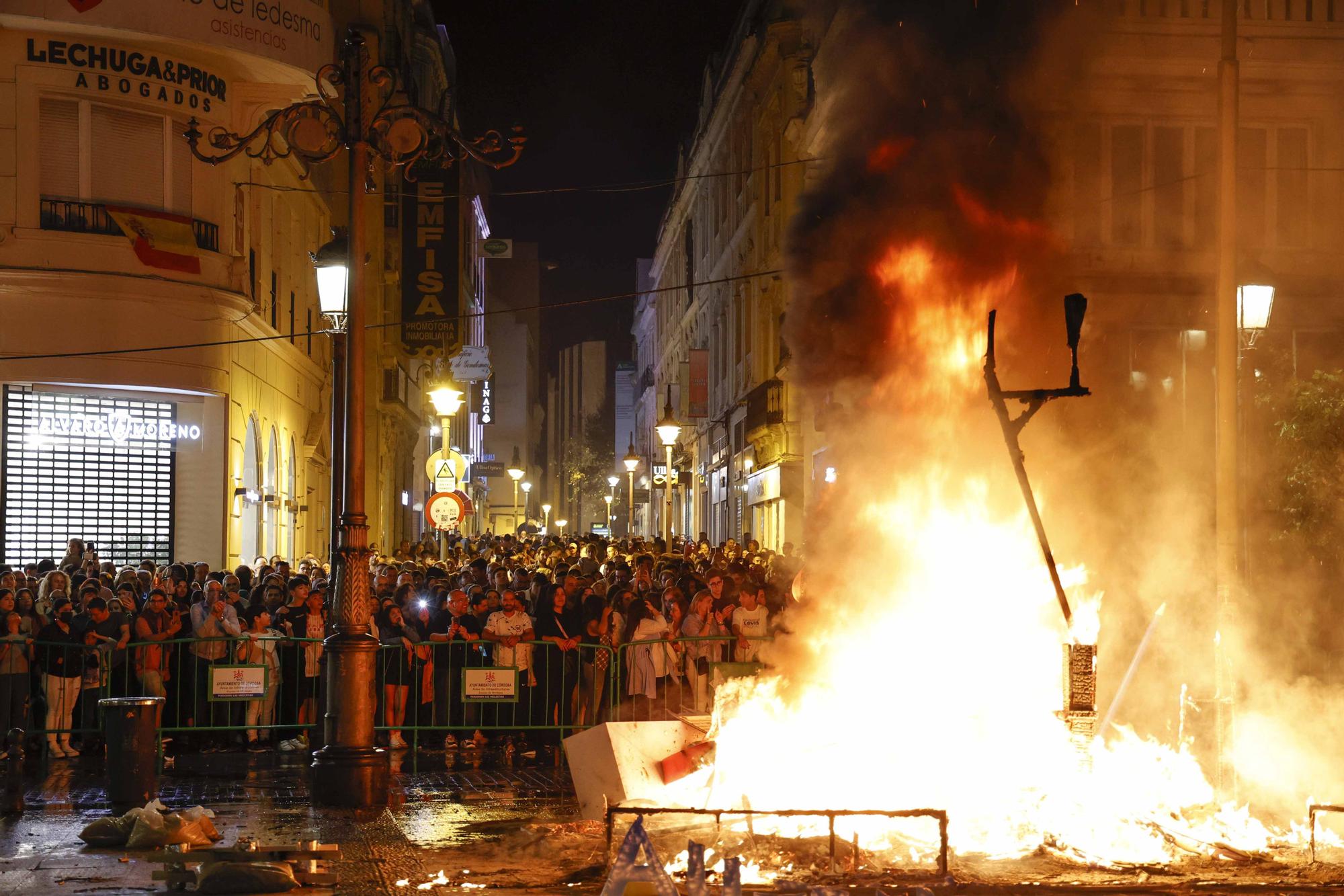 Pasacalles de las bellezas  y cremà Hogueras de Sant Joan en Córdoba