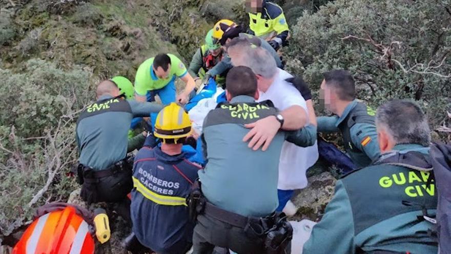 Guardia Civil y bomberos sacan a un hombre de un barranco en la ruta de la Cervigona (Acebo).