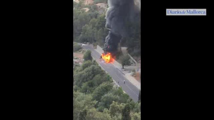 Überlandbus geht vor Valldemossa in Flammen auf
