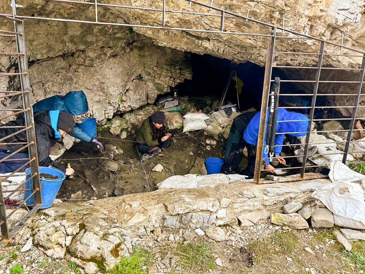 Les imatges de l'equip treballant a la Cova 338, a la vall de Núria. Les imatges de l'equip treballant a la Cova 338, a la vall de Núria.