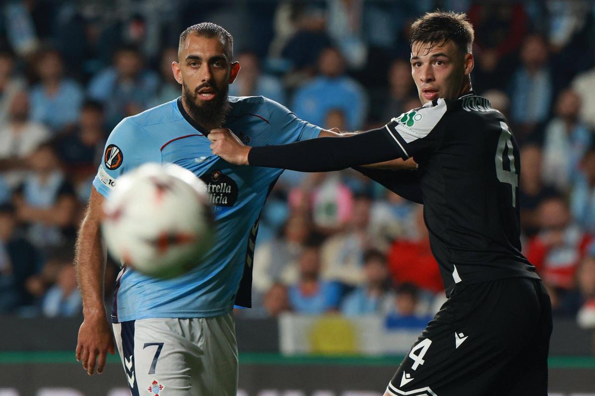 Borja Iglesias y un defensor del PAOK, en un lance del encuentro de la fase de liga de esta temporada en Balaídos.