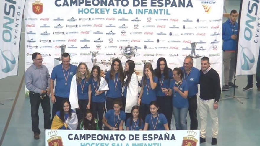 Las componentes del conjunto grancanario y acompañantes después de recibir la medalla de plata.