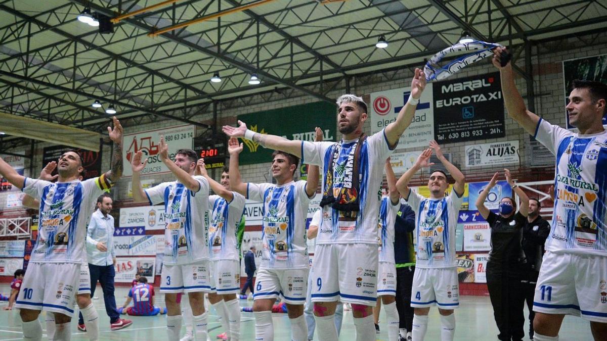 El equipo aplaude a su afición, en La Rosaleda. | At. Benavente