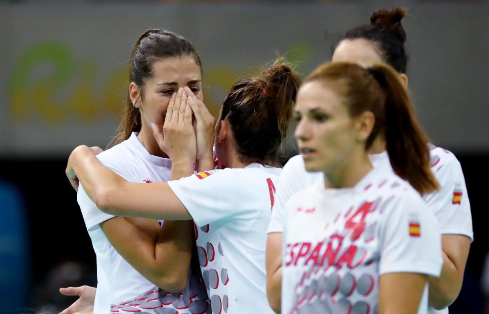 Las jugadoras de la selección de balonmano muestran su tristeza tras caer ante Franciac en la prórroga y despedirse de las Olimpiadas