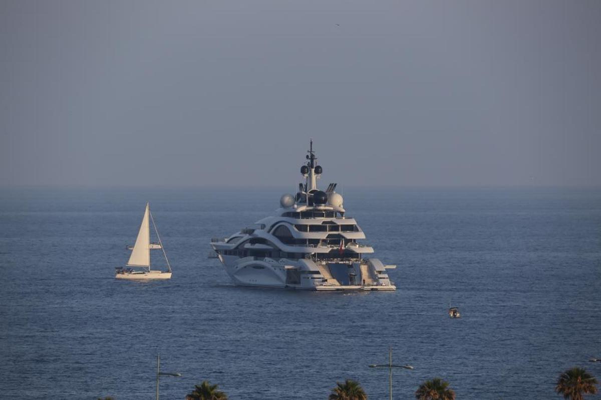 El megayate catarí "Al Lusail" fondea en aguas de Torrevieja. Cuenta con 123 metros de eslora, cuatro cubiertas, 55 tripulantes y 18 camarotes. Y es propiedad del emir de Catar.