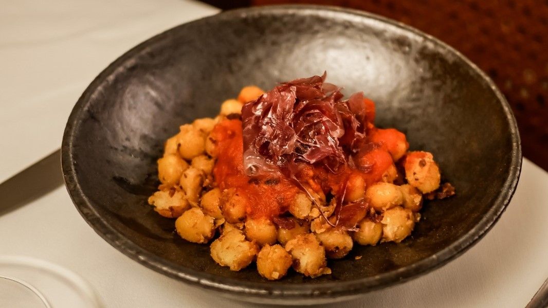 Garbanzos Luis, uno de los tres platos que se mantienen en la carta del renovado Café de París.