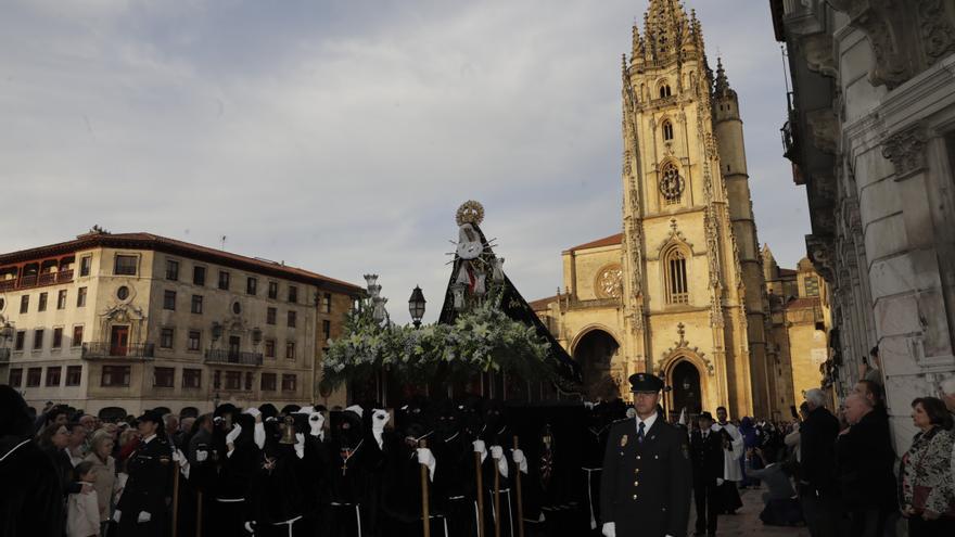 La fe intergeneracional que emociona Oviedo: así fue la procesión del Santo Entierro