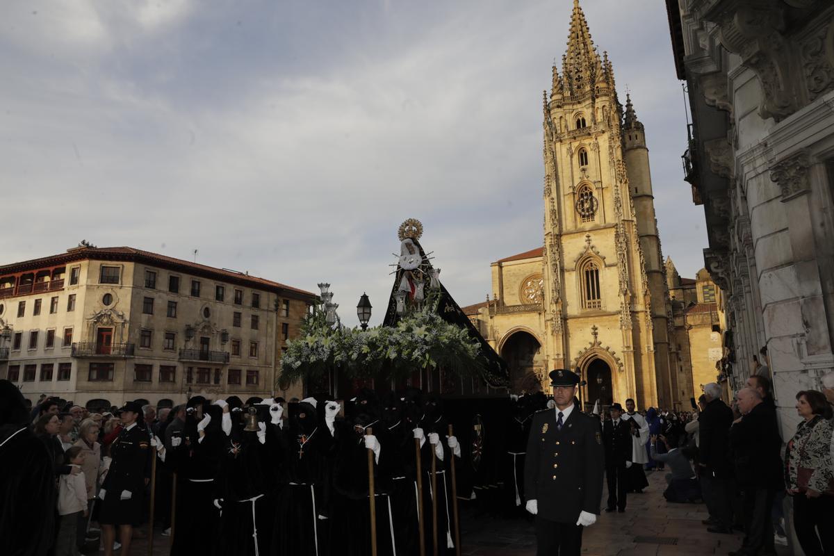 SEMANA SANTA OVIEDO La fe intergeneracional que emociona Oviedo así fue la procesión del