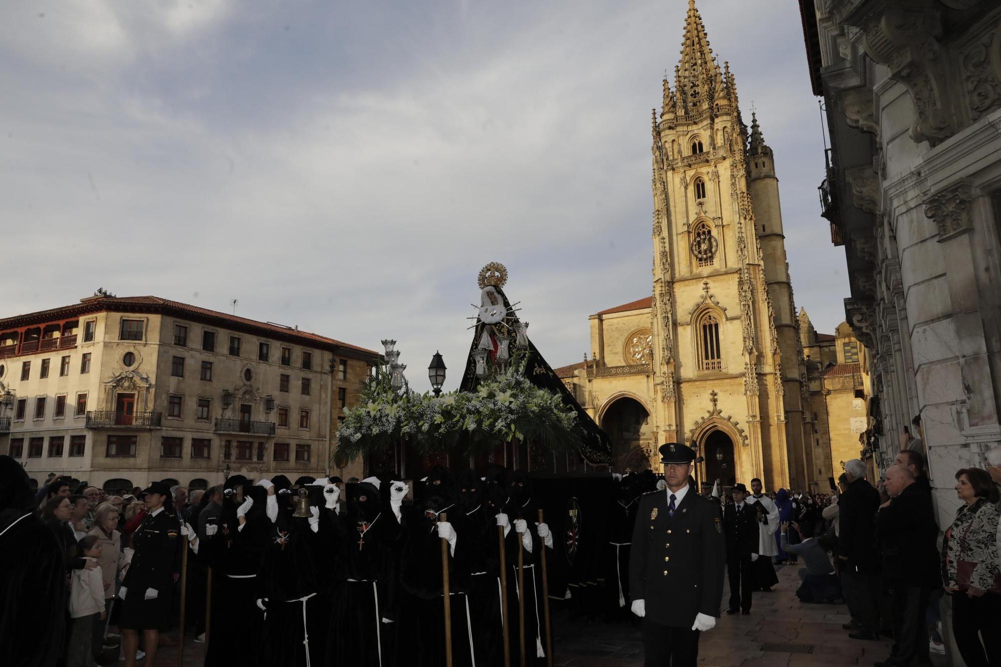 La procesión intergeneracional del Santo Entierro emociona Oviedo