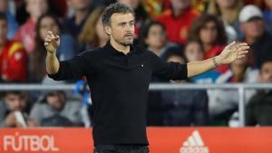 Luis Enrique gesticula durante el España-Inglaterra en el Benito Villamarín.