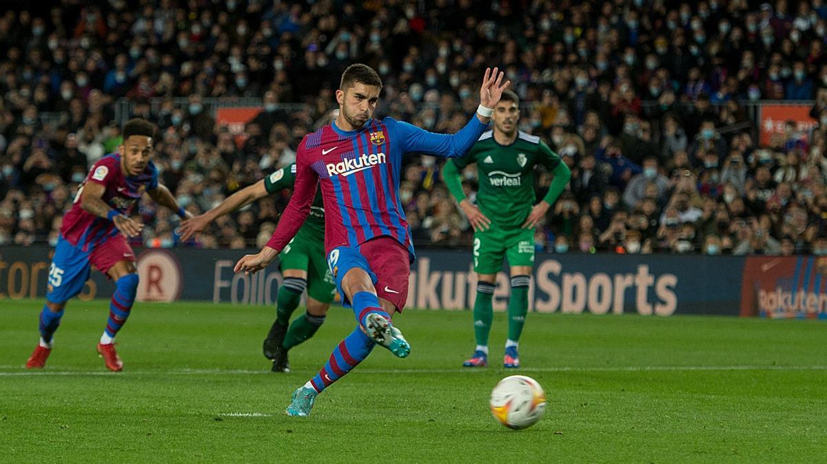 Ferran anota de penalti el 1-0 ante Osasuna en el Camp Nou.