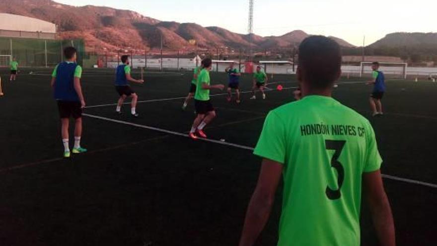 Imagen de archivo de un entrenamiento del Hóndón de las Nieves en el Polideportivo Municipal.