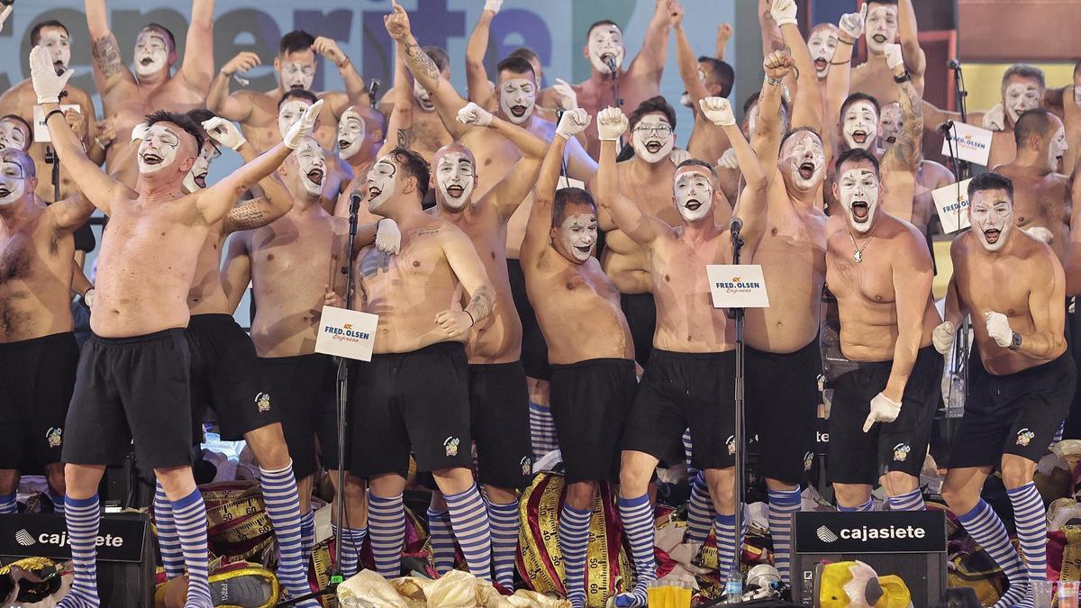 Bambones se desnuda sobre el escenario del Concurso de Murgas del Carnaval de Santa Cruz