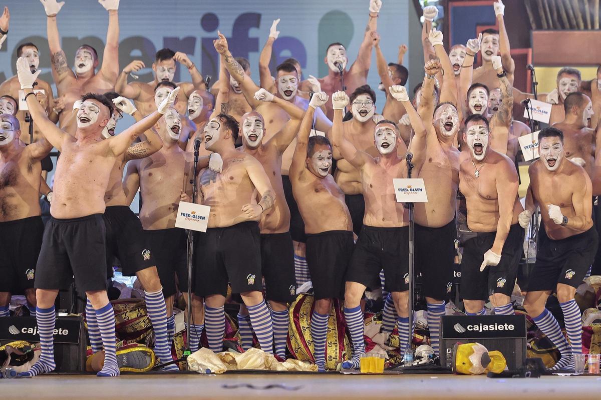 Bambones se desnuda sobre el escenario del Concurso de Murgas del Carnaval de Santa Cruz