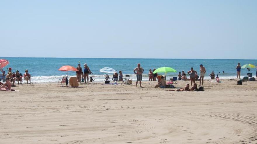 La playa de Pinedo se vacía de bañistas pese a la bandera verde