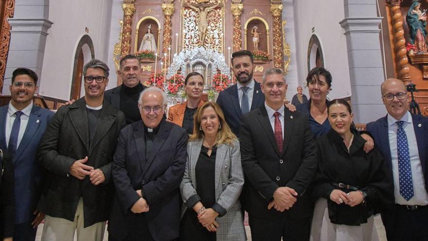 Autoridades y clero posan en el interior del templo, ayer.