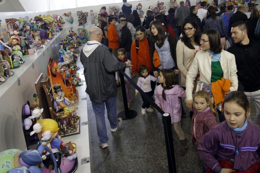 Gran ambiente en la Exposición del Ninot