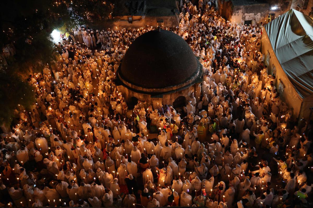 Cristianos ortodoxos celebran “Fuego Sagrado” en Jerusalén. eregrinos cristianos ortodoxos sostienen velas durante la ceremonia del Fuego Sagrado, un día antes de la Pascua ortodoxa, el sábado 15 de abril de 2023 en la Iglesia del Santo Sepulcro en la Ciudad Vieja de Jerusalén, donde muchos cristianos creen que Jesús fue crucificado y enterrado antes de resucitar.