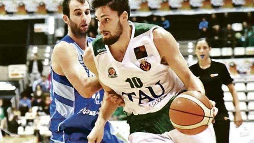 Ucles durante un partido en su etapa con el TAU Castellón .