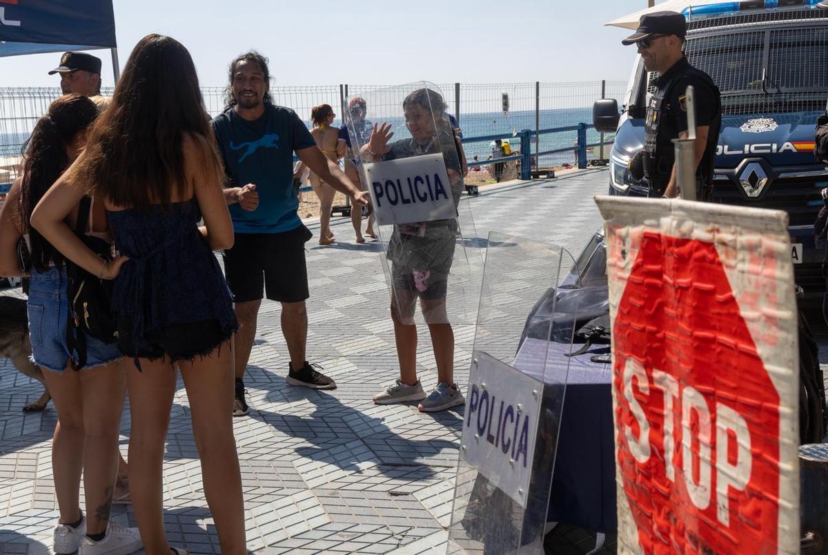 Exihibición de medios de la Policía en el Postiguet por la  "Operación Verano".