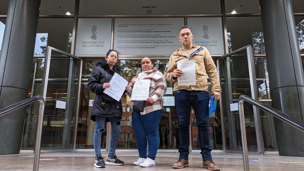 Vicky, María y Adrián tras denunciar al fondo Promontoria Coliseum en los juzgados.