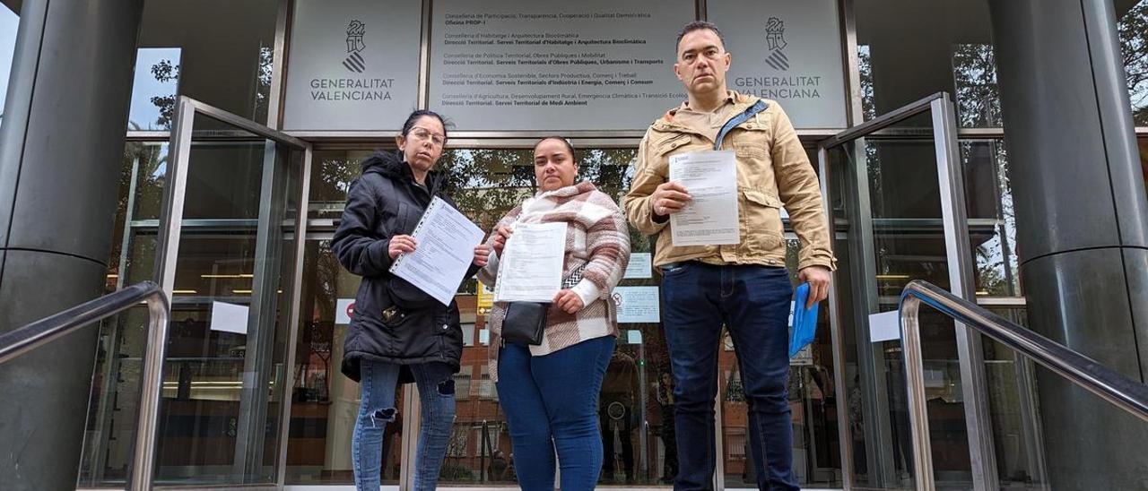 Vicky, María y Adrián tras denunciar al fondo Promontoria Coliseum en los juzgados.