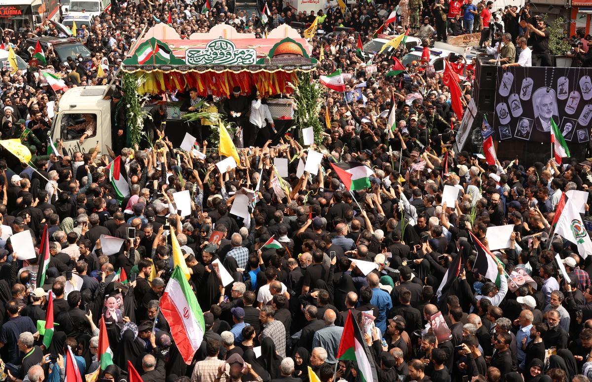 Teherán despide en un funeral multitudinario al líder de Hamás, Ismail Haniya, asesinado por Israel.