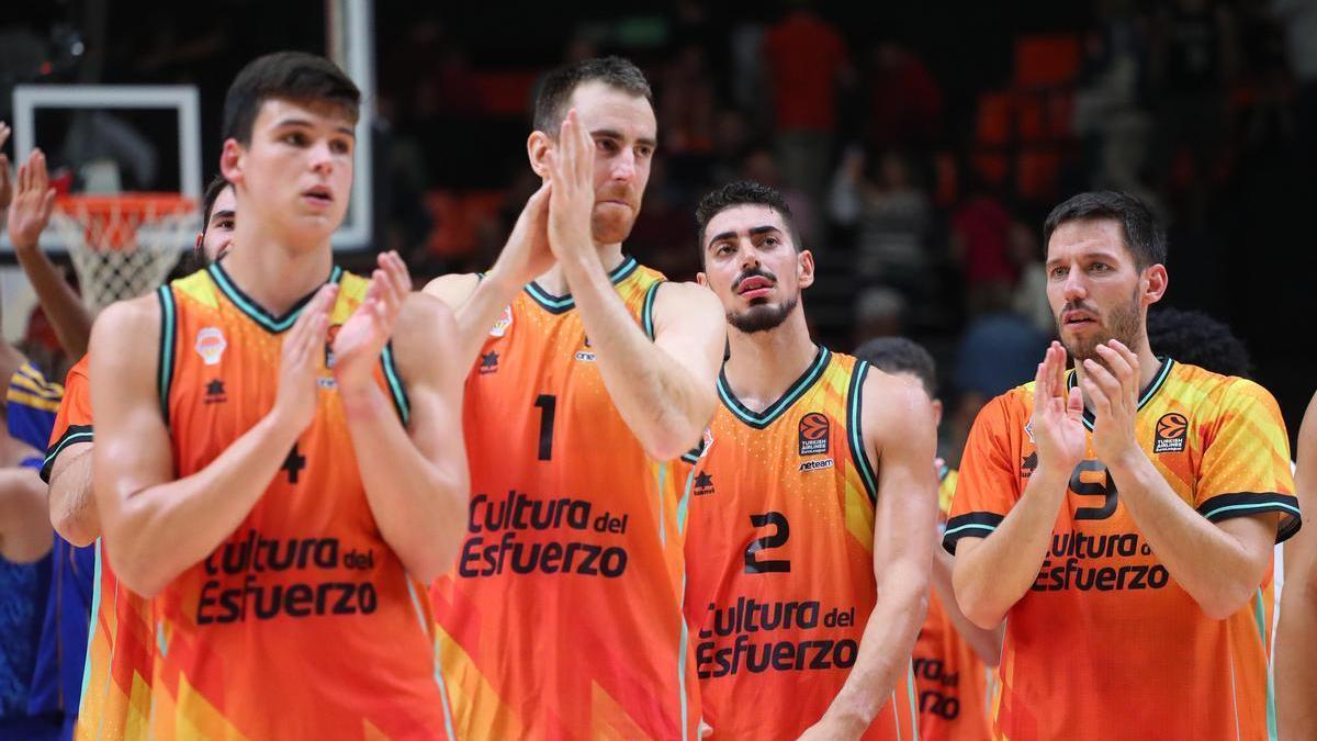 Los jugadores del Valencia Basket, tras el partido ante el Alba Berlín