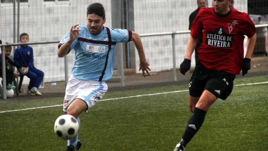 Chiño (izqda.), que hizo doblete, conduce un balón, ayer, perseguido por un contrario. // Bernabé/Luismy