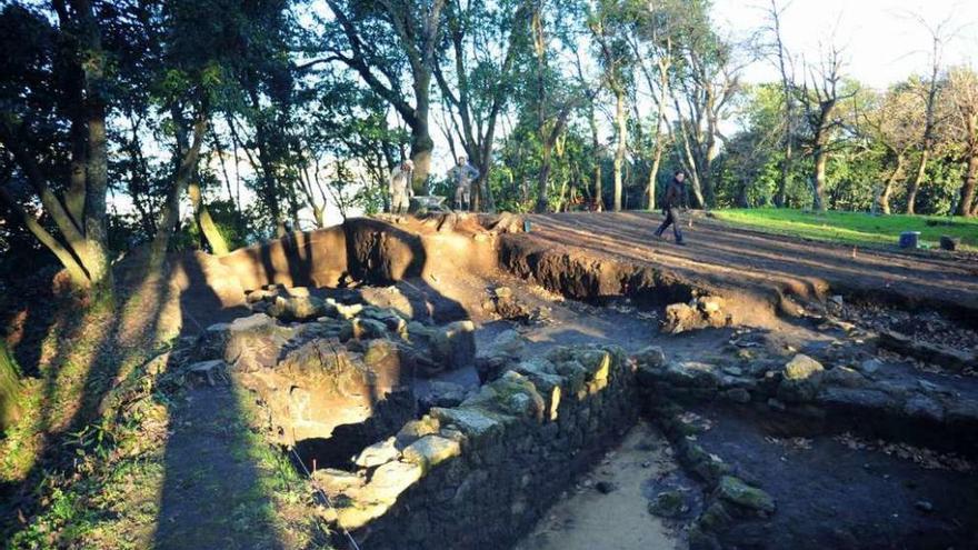 Zona arqueológica en la que se llevan a cabo las nuevas excavaciones y fíbula transmontana, abajo. // I.A y Cedida