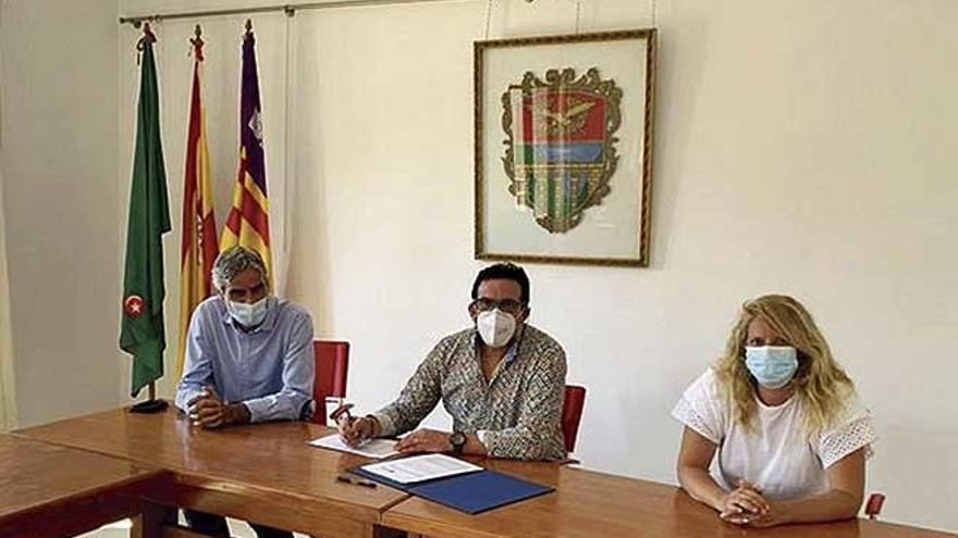 El alcalde de Mancor, Guillem Villalonga, en el centro, en un reciente acto en el Ayuntamiento.