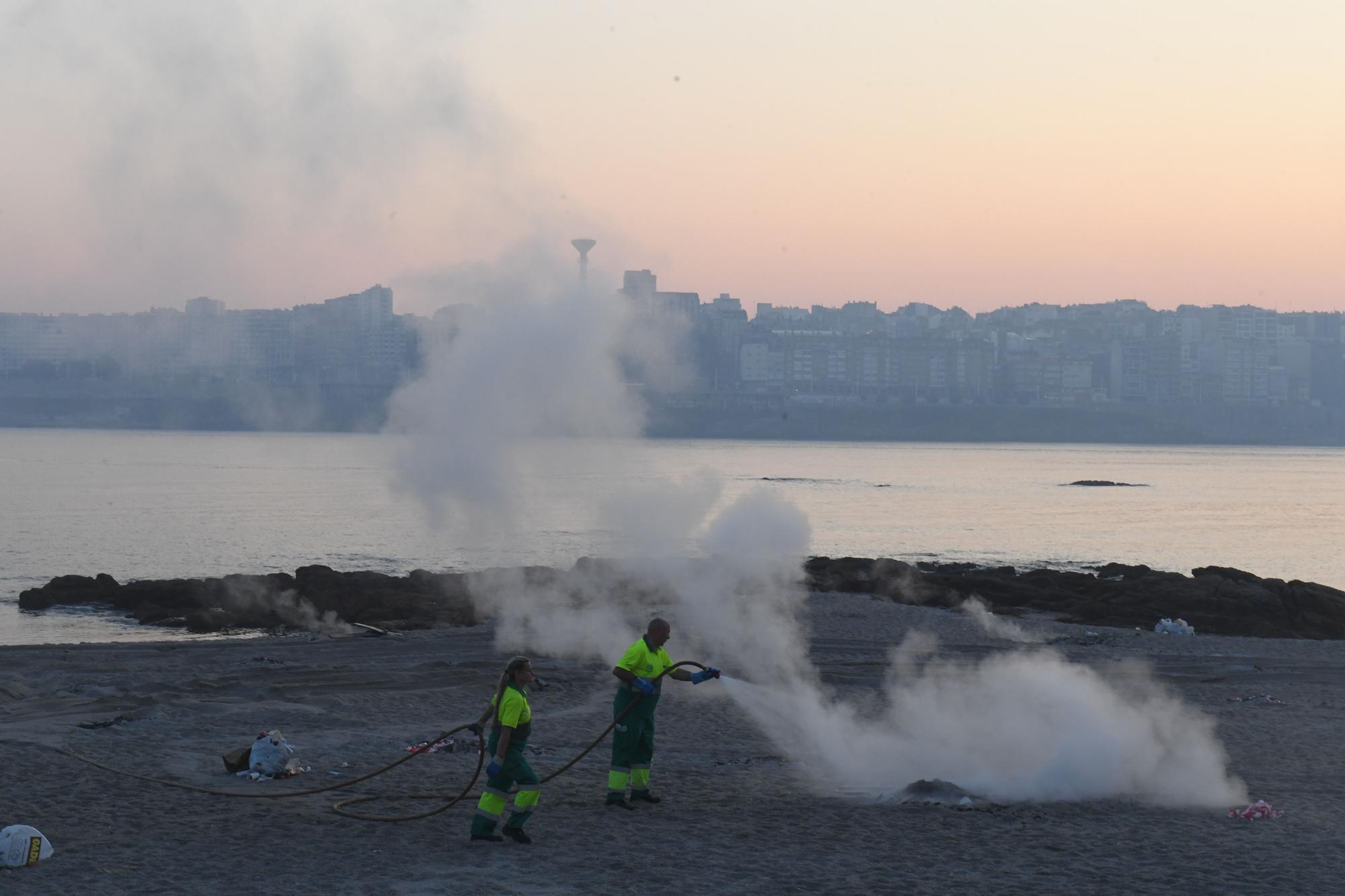 El fuego del San Juan de A Coruña se apaga sin incidencias reseñables