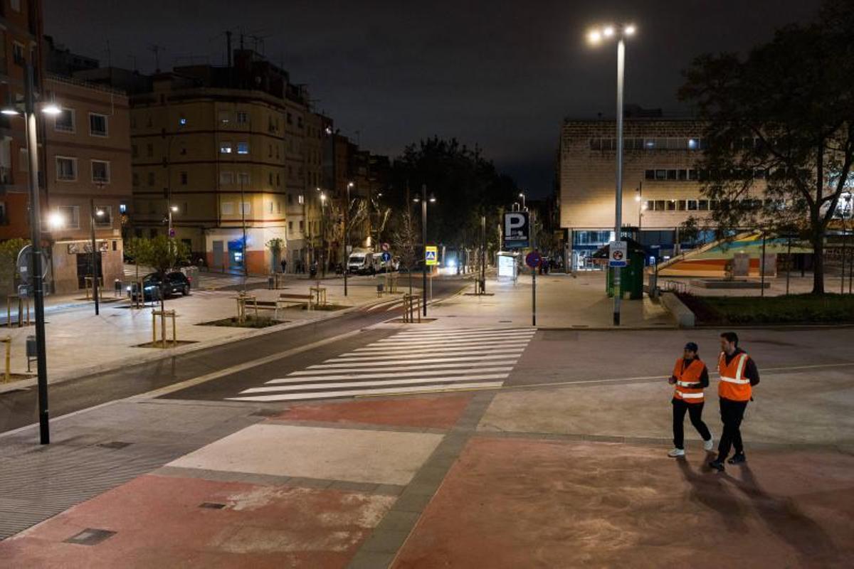 Ronda nocturna de los serenos de Esplugues, a su paso por la plaza de la Bòbila, frontera con el municipio de L'Hospitalet
