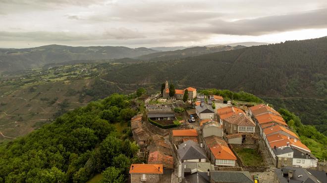 Castro Caldelas, un pueblo de Ourense en mitad de la montaña