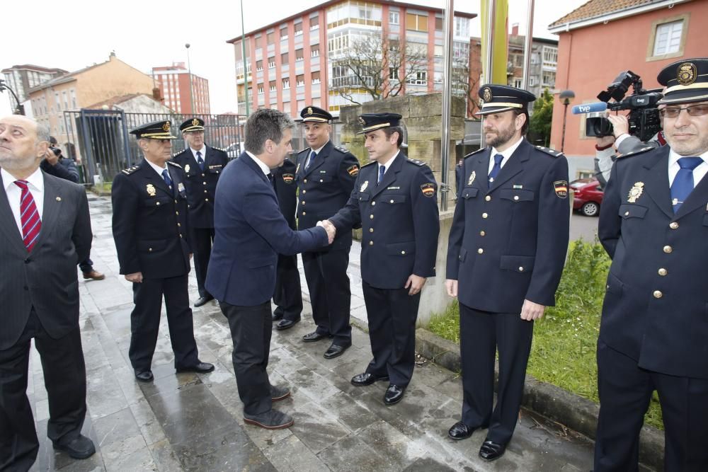 Visita del director general de la Policía, Gabino de Lorenzo y el Jefe Superior de la Policía de Asturias a la comisaría de Policía Nacional de Avilés