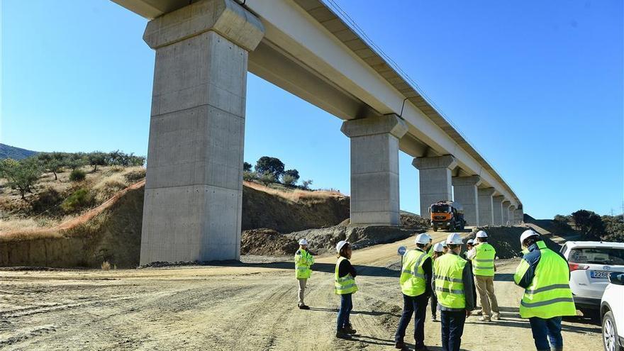 Un trabajador de las obras del AVE, herido grave tras volcar el camión que conducía