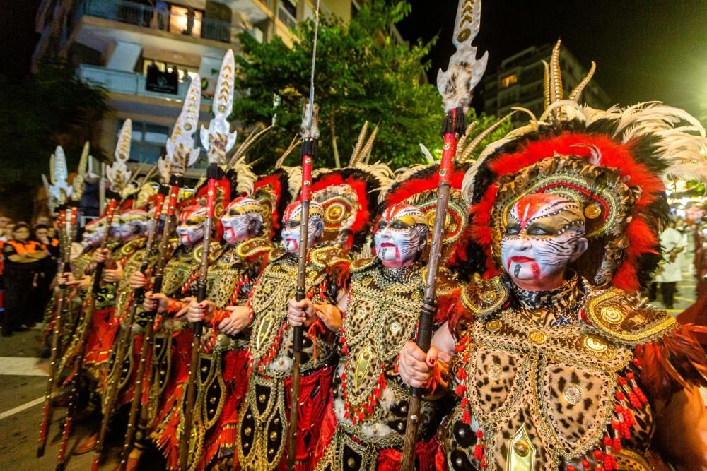 Calp se entrega a las huestes festeras en la Entrada de Moros y Cristianos