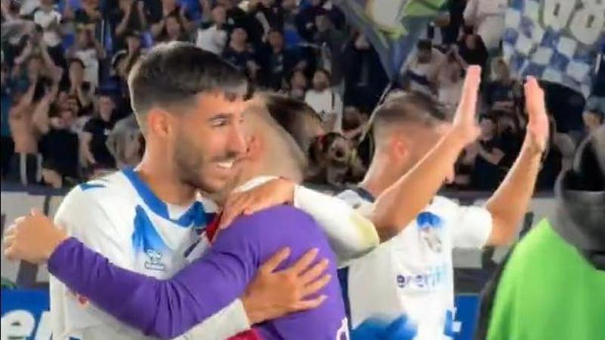 Fabio González abraza a un compañero tras la victoria con el Granada.