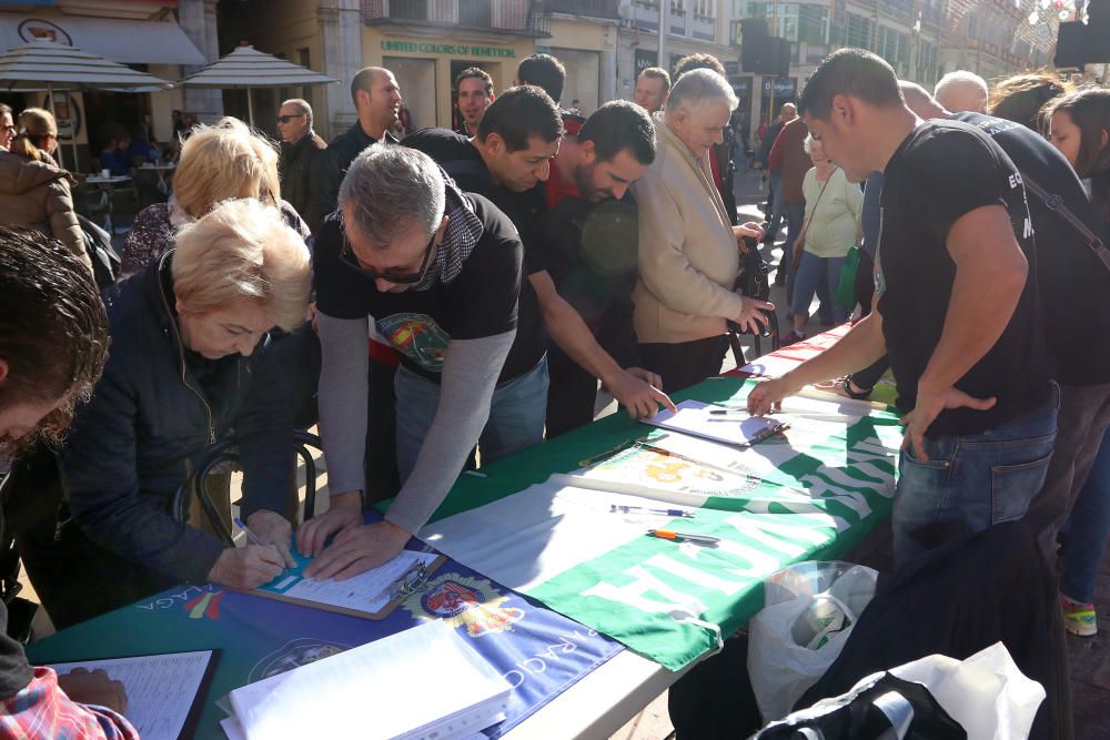 Dos mesas en la plaza de la Constitución recogen firmas para la Iniciativa Legislativa Popular (ILP) con la que Jusapol propondrá una ley que regule la equiparación salarial para la que necesitan 500.