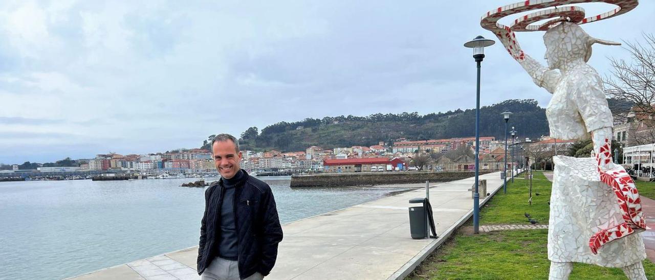 El exconcejal José Luis Gestido, ayer a mediodía en el paseo marítimo de Rodeira. |   // G.N.