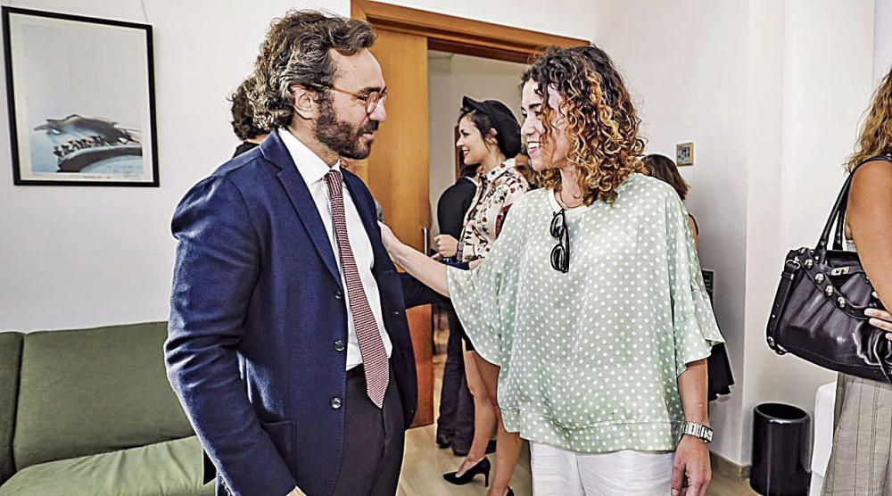 El consejero delegado de Prensa Ibérica, Aitor Moll, conversa con la delegada del Gobierno de Pedro Sánchez en Balears y próxima consellera del Govern, la socialista Rosario Sánchez.